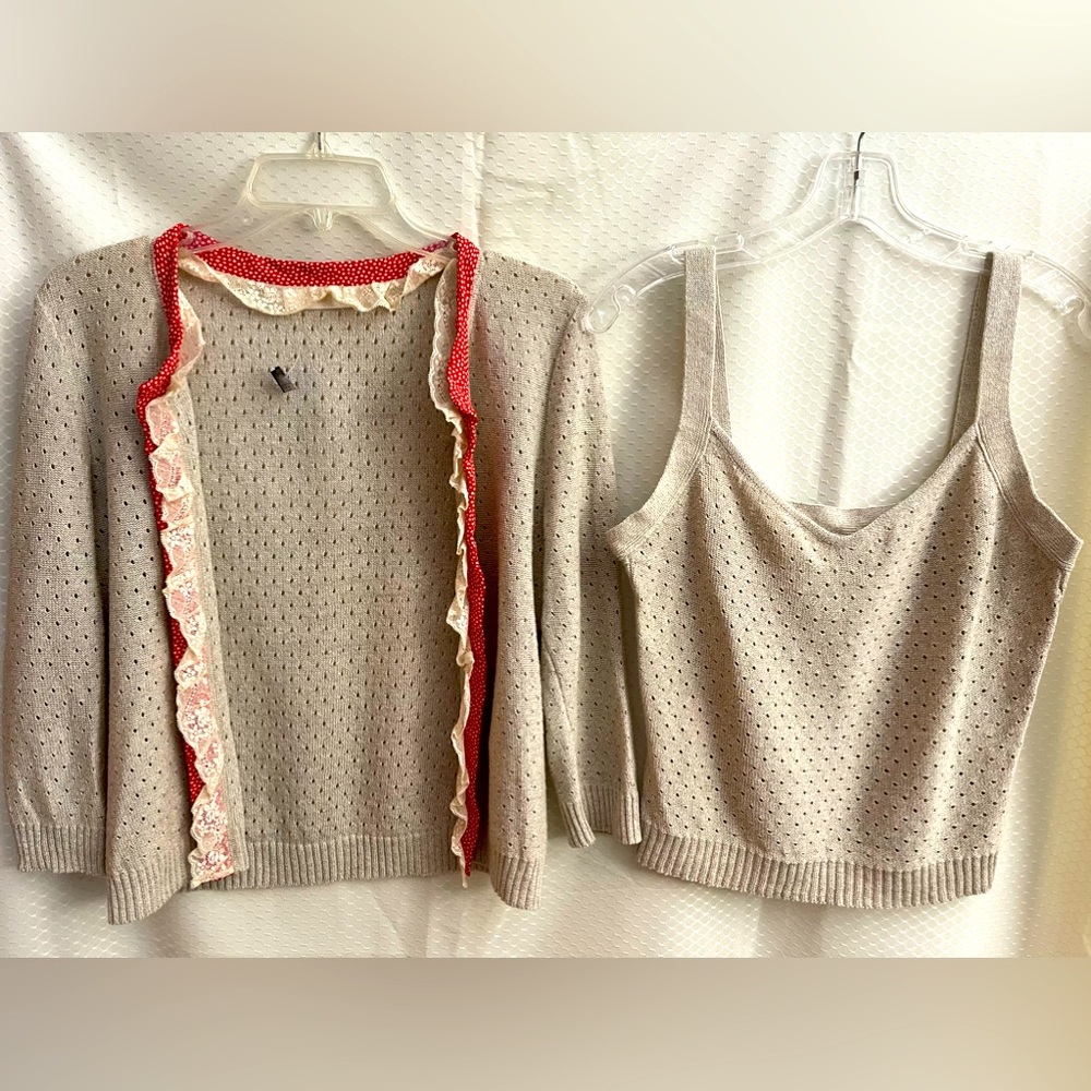 🔴 Valentino 2pc vintage sweater set. Grey/beige w/ red & lace trim. L